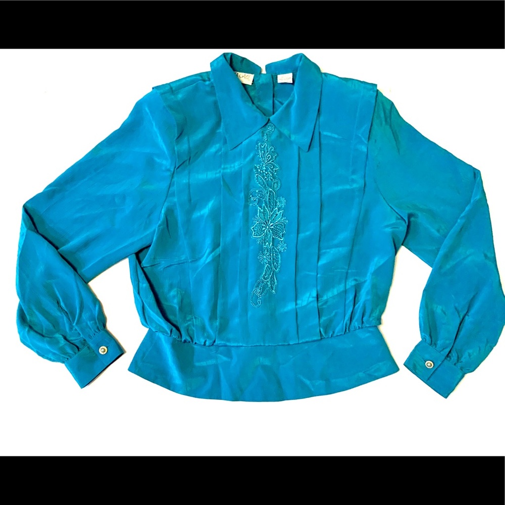 Adorable vintage blouse! 🌟✨✨